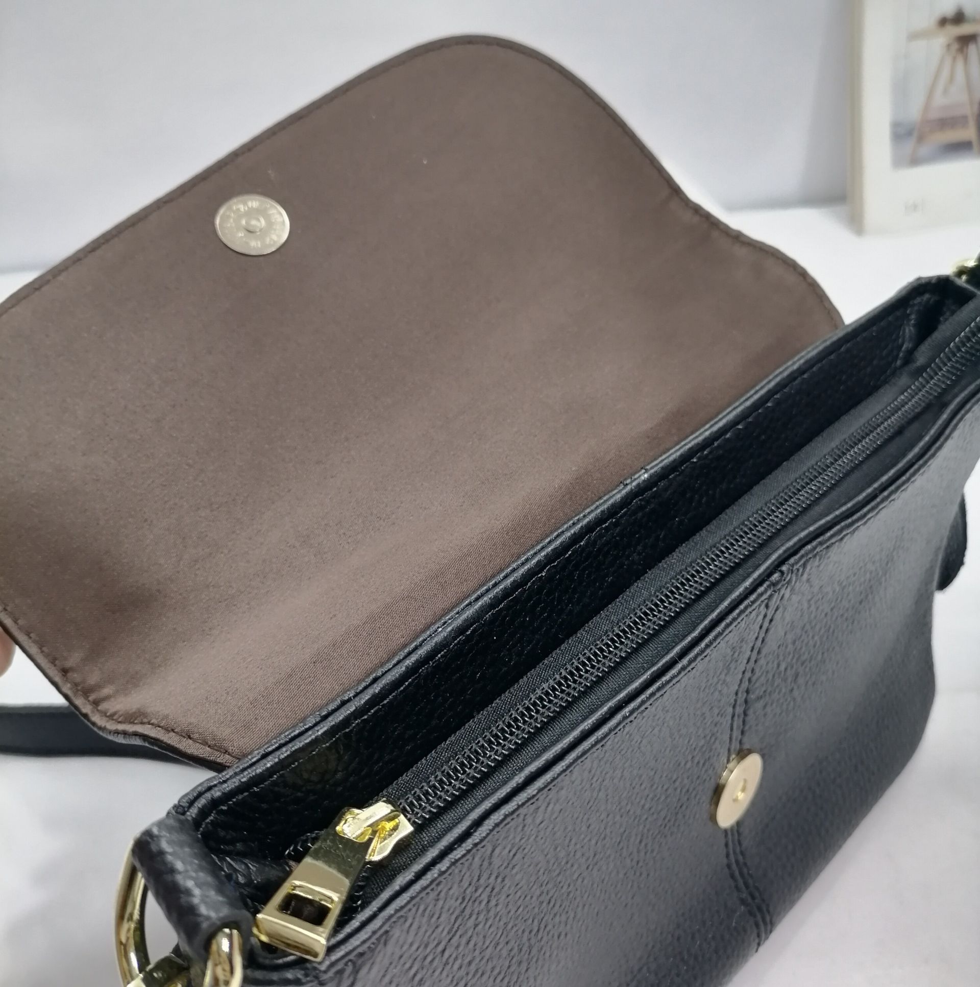 https://fulmo-img-server.com/lmc-leather-bag-store/1784083368377_kljywd4k_3zk5u49v.jpeg