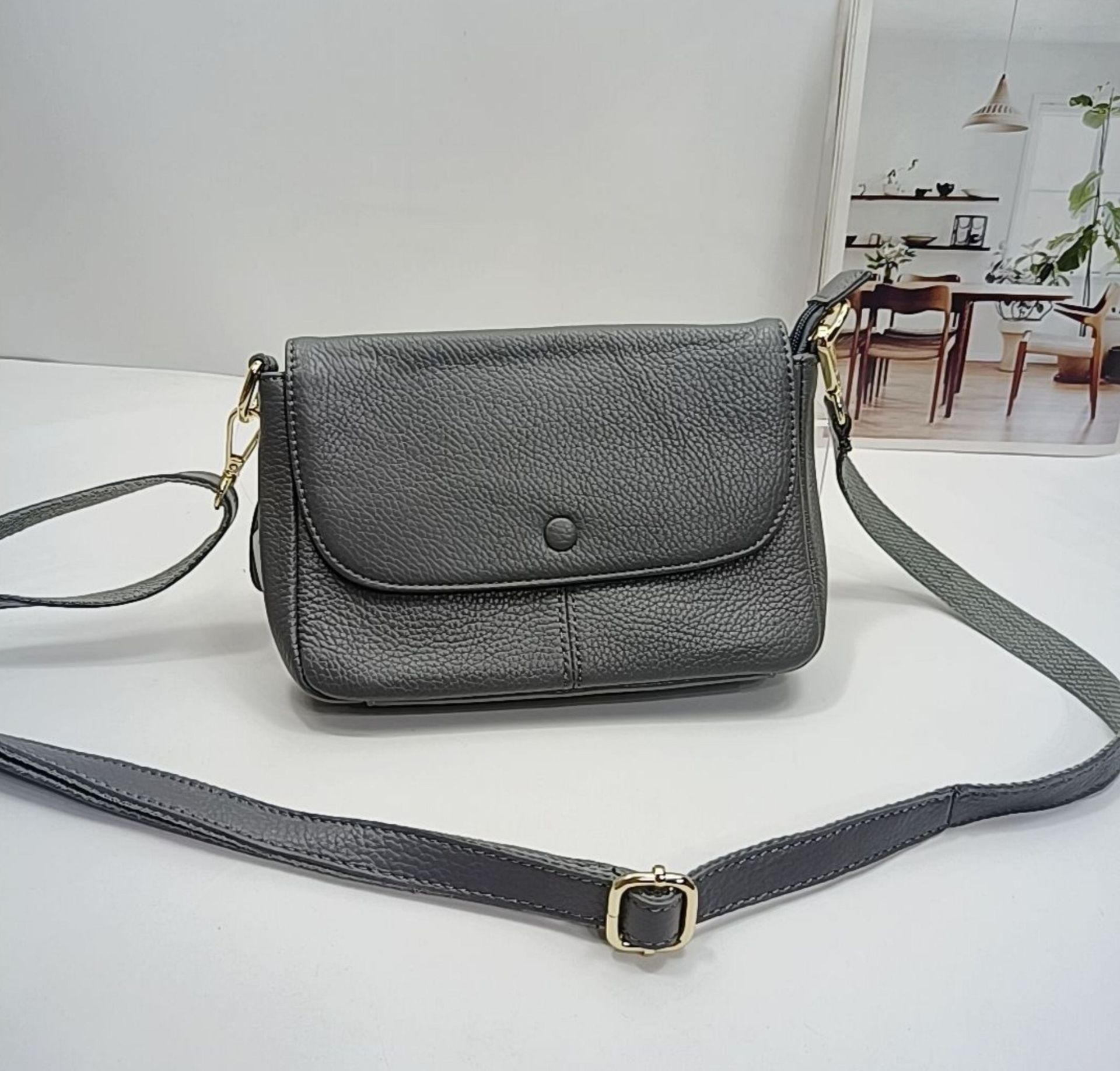 https://fulmo-img-server.com/lmc-leather-bag-store/1784083606777_a7qon6va_ko915751.jpeg