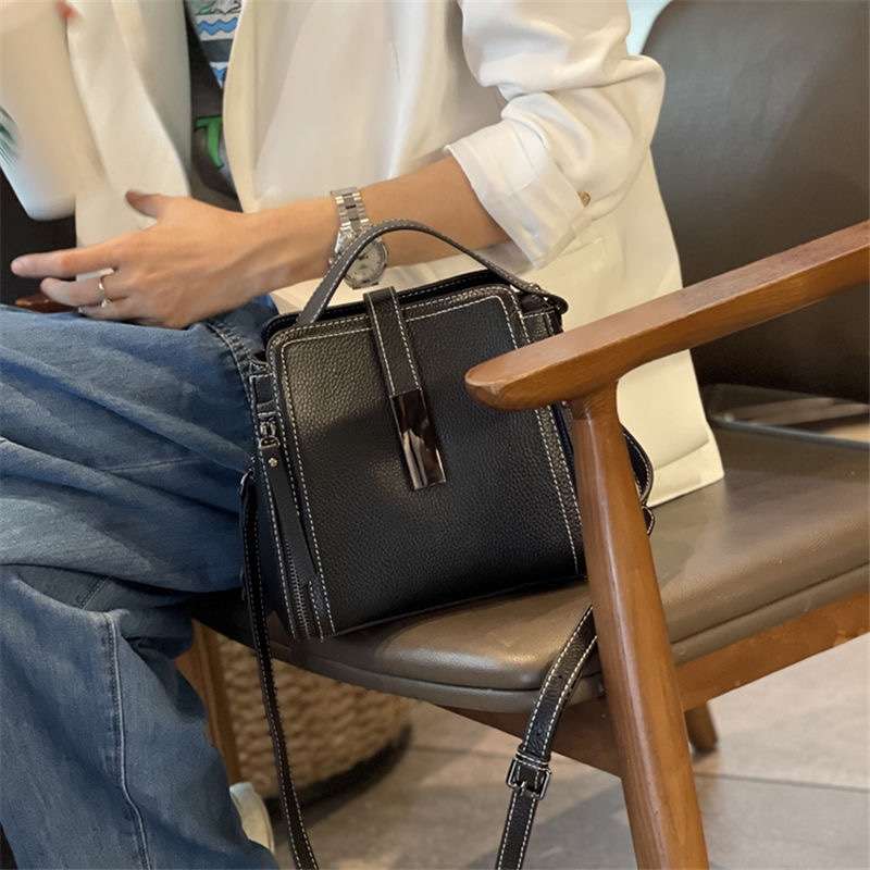 https://fulmo-img-server.com/lmc-leather-bag-store/1841506faf6d4deaaa2ab975f4ed6c26.jepg