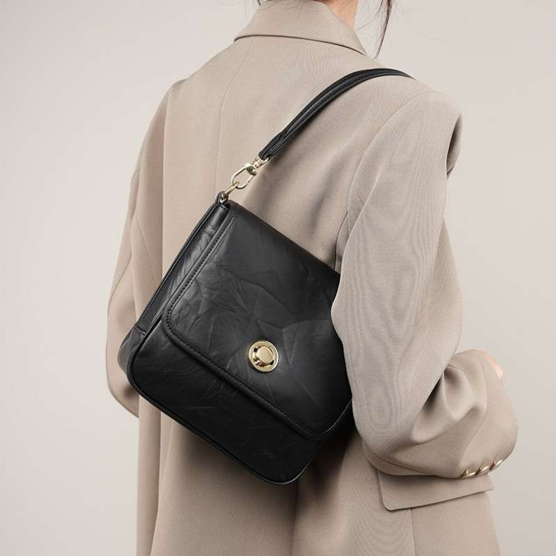 https://fulmo-img-server.com/lmc-leather-bag-store/18c580b83f9a45a49f2a12d87570bca7.jepg