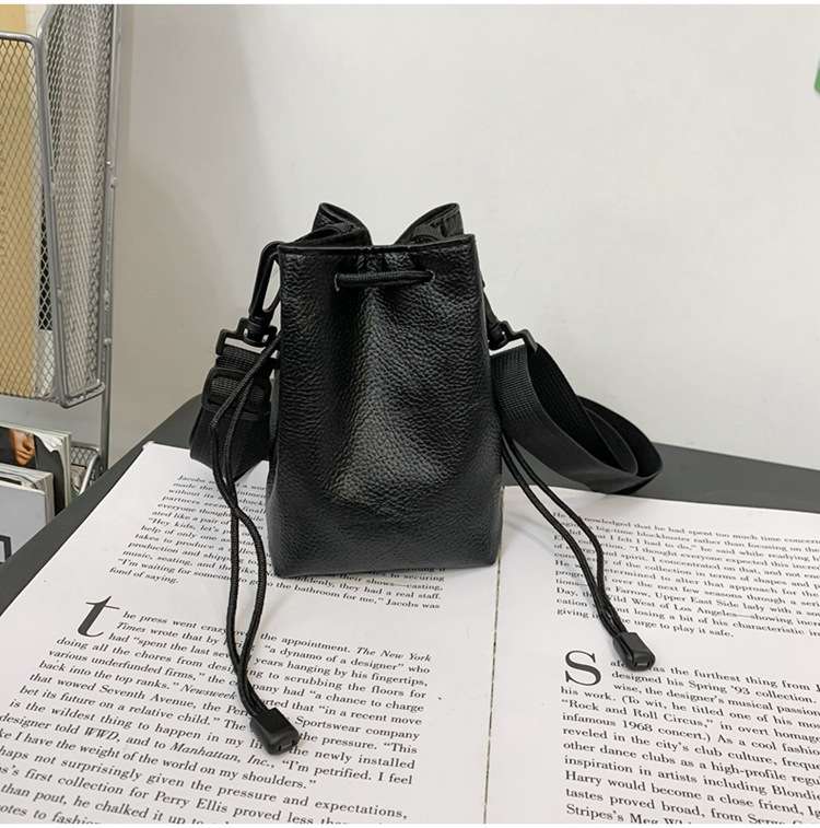 https://fulmo-img-server.com/lmc-leather-bag-store/19bdb3d5ea364f5da05f0c989af502d6.jepg