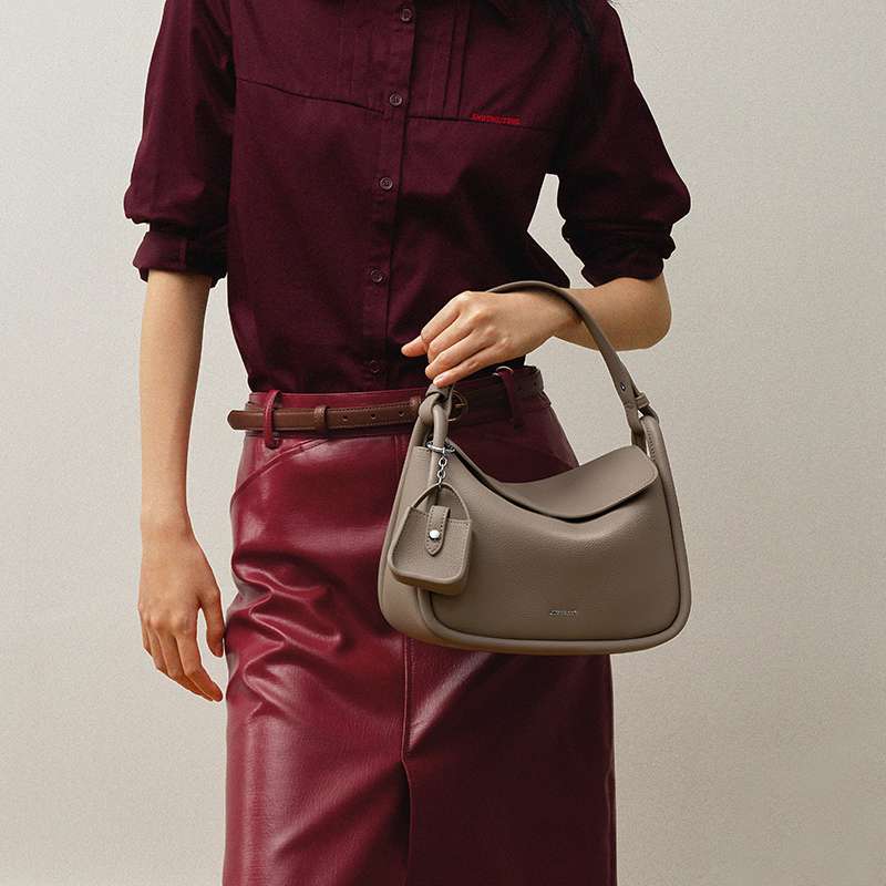 https://fulmo-img-server.com/lmc-leather-bag-store/1c987869a4104531aeb5511a54a10cbf.jepg