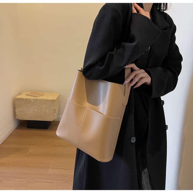 https://fulmo-img-server.com/lmc-leather-bag-store/1dd77db7a77e45a7bf352882a2f100f6.jepg