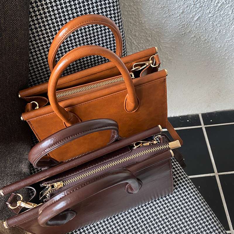 https://fulmo-img-server.com/lmc-leather-bag-store/1dee85883d10445c83a99c65428f7b4f.jepg