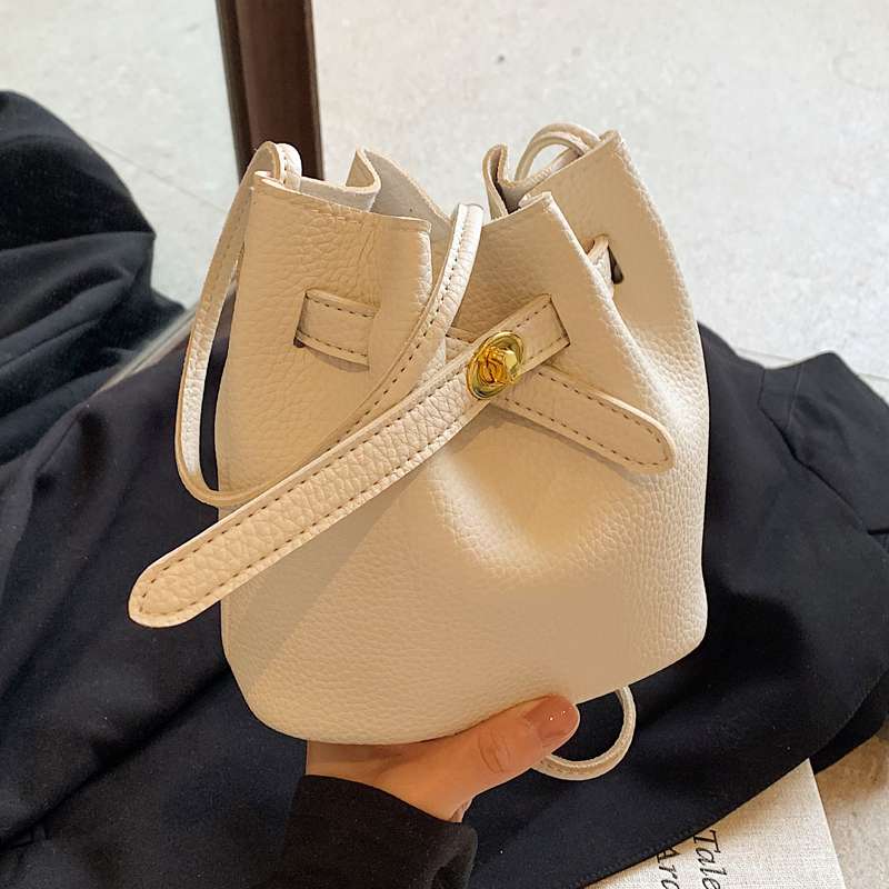 https://fulmo-img-server.com/lmc-leather-bag-store/23418a7a46404dfdbd9c8a2dbf5398e3.jepg