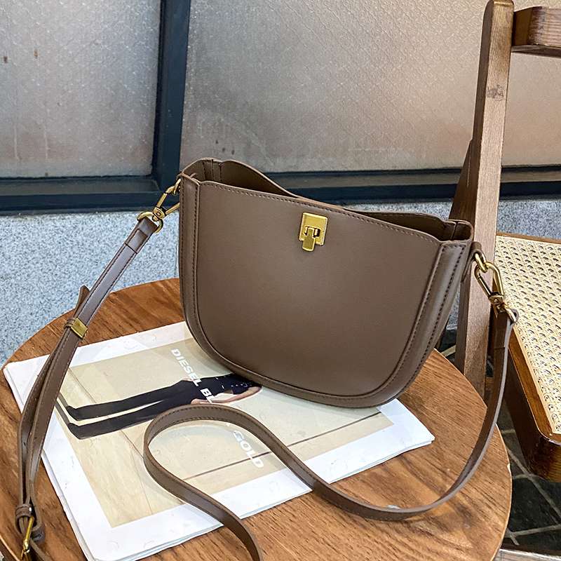 https://fulmo-img-server.com/lmc-leather-bag-store/26d619956853445cbc48cc083949f9e3.jepg