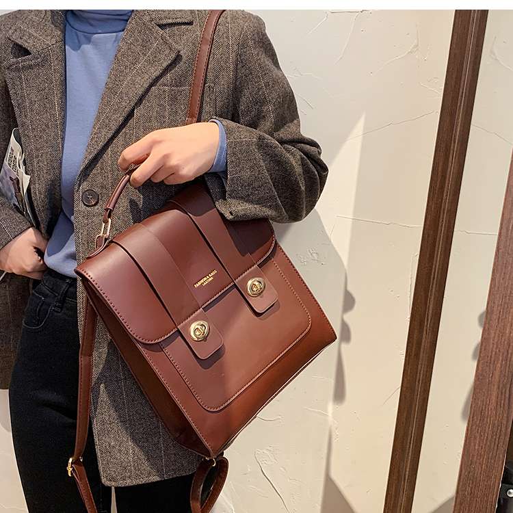 https://fulmo-img-server.com/lmc-leather-bag-store/26e15dc795414dec87dcf9ba07457a21.jepg