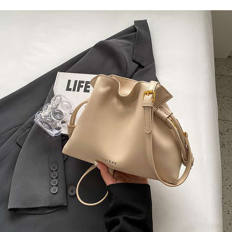 https://fulmo-img-server.com/lmc-leather-bag-store/2a7cd714685b489aa5f286de82e251c0.jepg