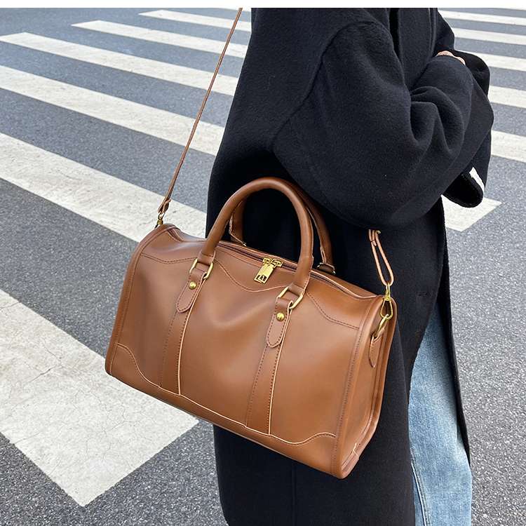 https://fulmo-img-server.com/lmc-leather-bag-store/2acf8397406249b4b1570a21e9486ac7.jepg