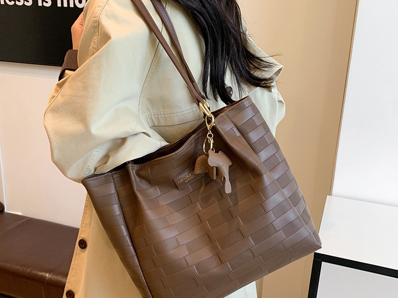 https://fulmo-img-server.com/lmc-leather-bag-store/2f7dc888-9aa1-42f2-a439-136ca195f596.jpg