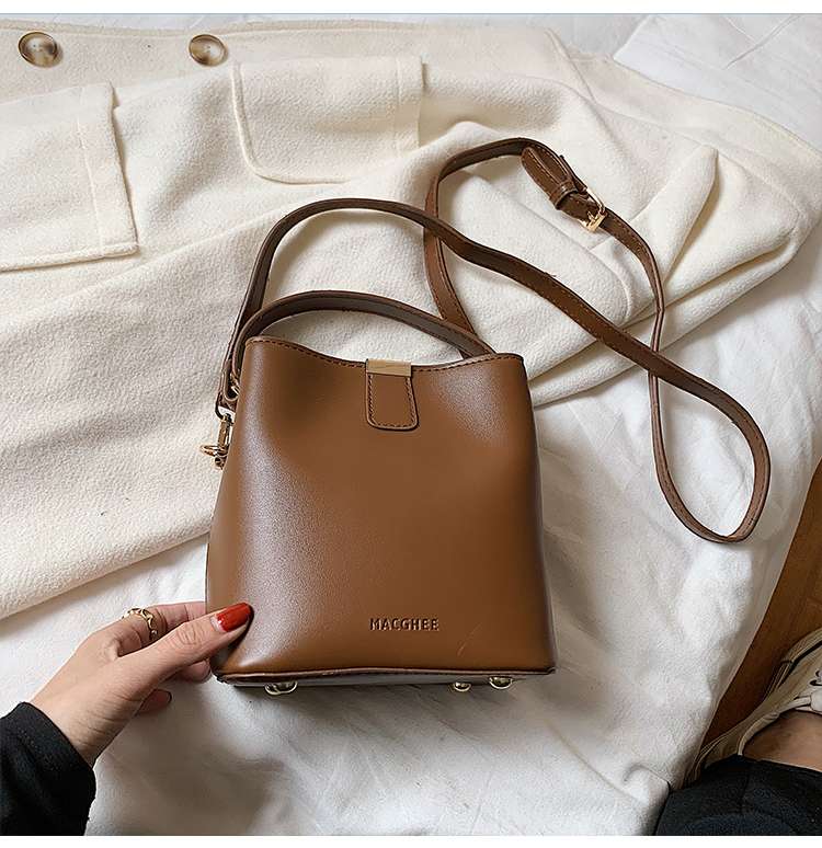 https://fulmo-img-server.com/lmc-leather-bag-store/314b6324e421430cb78aa8392a0c260b.jepg