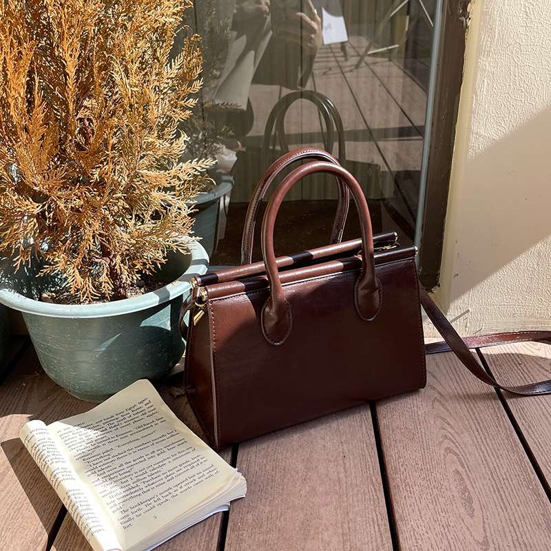 https://fulmo-img-server.com/lmc-leather-bag-store/32c2b5cc3fc146bbb3921f4d5e6df66b.jepg