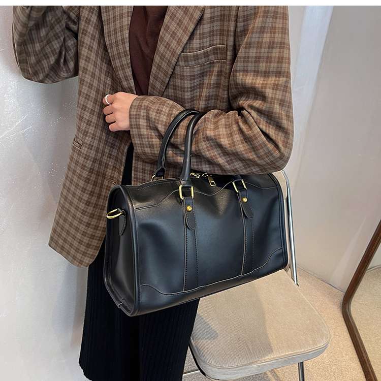 https://fulmo-img-server.com/lmc-leather-bag-store/35e21d2e111844d6bdf8a3e456478705.jepg