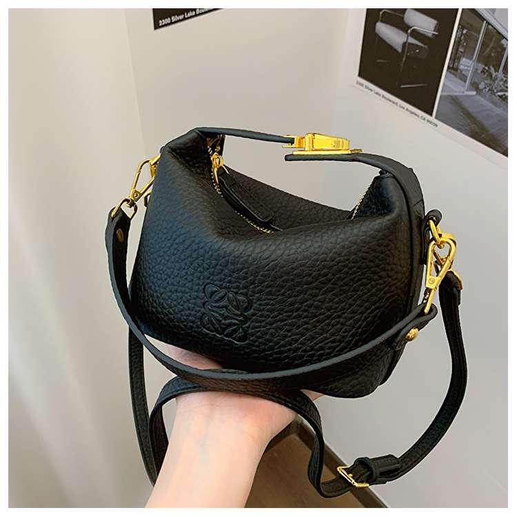 https://fulmo-img-server.com/lmc-leather-bag-store/3635a1900c1f446f94ba4e8329ea5433.jepg