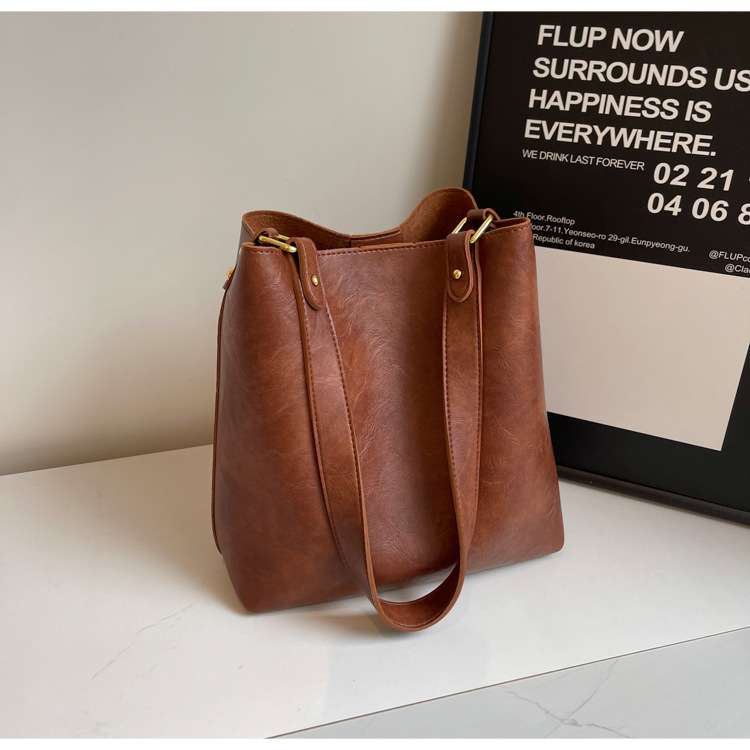 https://fulmo-img-server.com/lmc-leather-bag-store/38490c16acfd40c182d8cd9dda000361.jepg