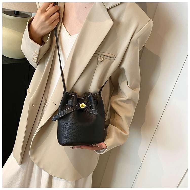 https://fulmo-img-server.com/lmc-leather-bag-store/3c949bfff28547b595371a3438910815.jepg