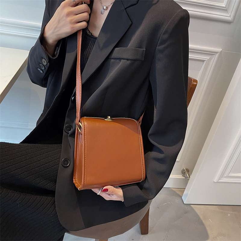 https://fulmo-img-server.com/lmc-leather-bag-store/3d9e25735c8545ef875dbd1585d4fe04.jepg