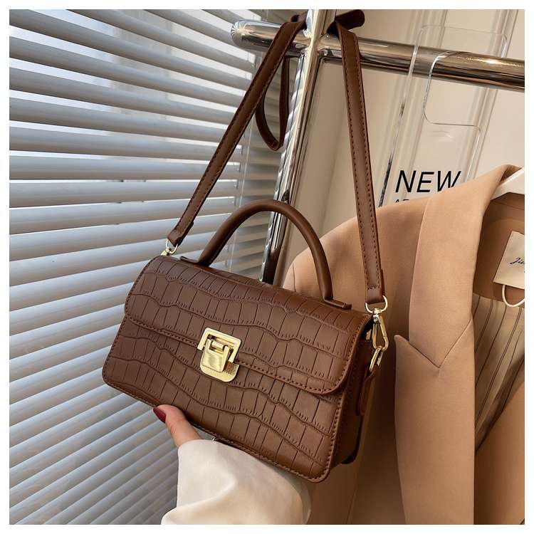 https://fulmo-img-server.com/lmc-leather-bag-store/3f7b191971124c1082eb93bb6dc642e3.jepg