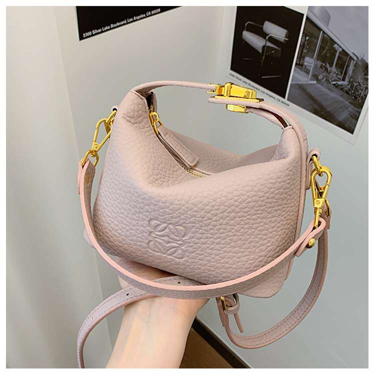 https://fulmo-img-server.com/lmc-leather-bag-store/423143193f4f481c9d5721e69638bed2.jepg