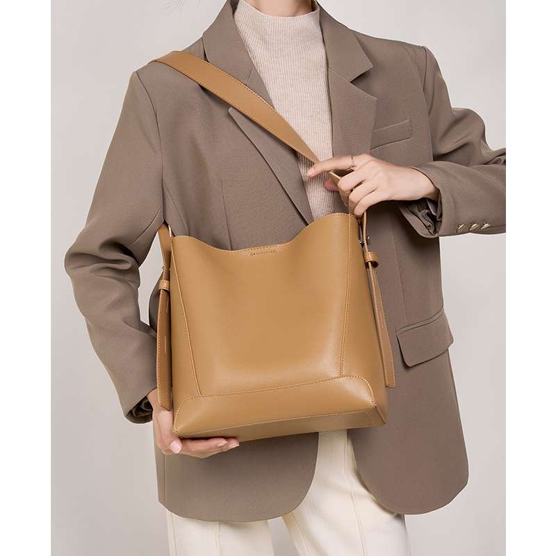 https://fulmo-img-server.com/lmc-leather-bag-store/44640980fda749448b36e81600f45c5a.jepg