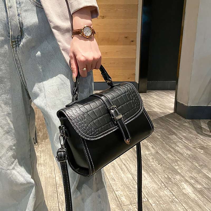 https://fulmo-img-server.com/lmc-leather-bag-store/4469e0031b744cf796d481d4e989de30.jepg