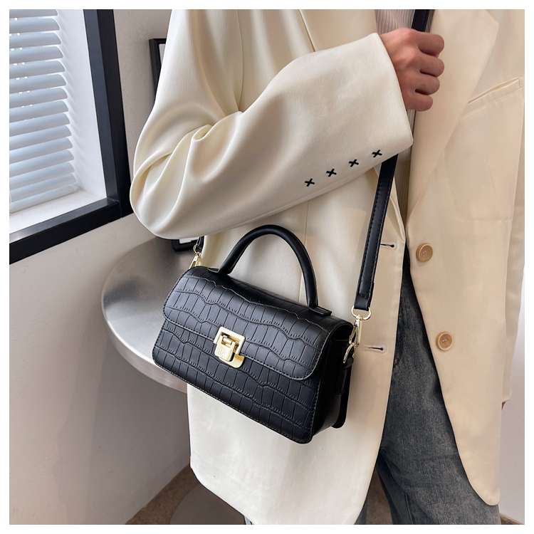 https://fulmo-img-server.com/lmc-leather-bag-store/46c7fa8c90534af3a9a6f53b21461490.jepg