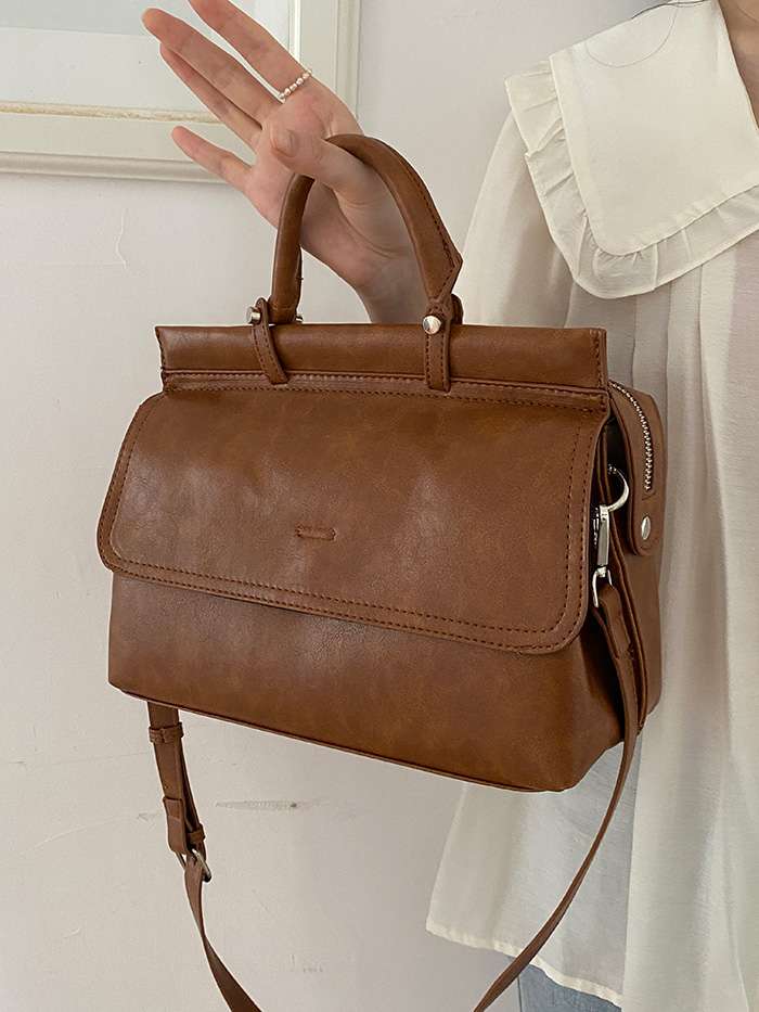 https://fulmo-img-server.com/lmc-leather-bag-store/470668371f344d4bbdd7abe75ea88e4b.jepg