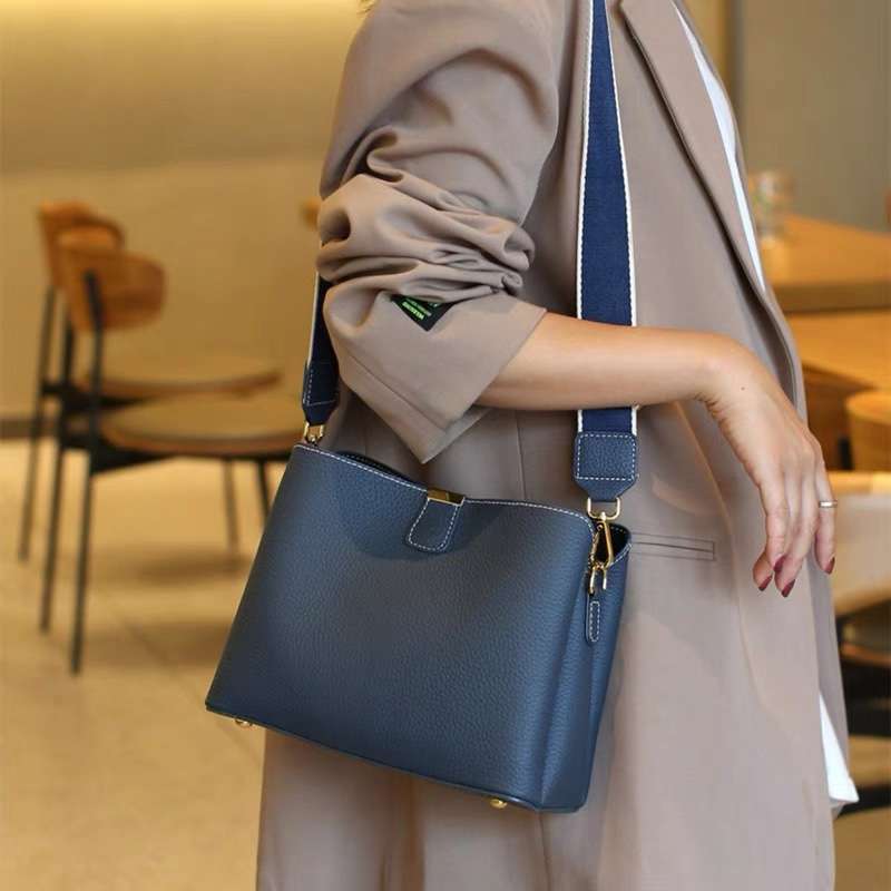 https://fulmo-img-server.com/lmc-leather-bag-store/496c212e1f404fc9a06e5b8c41614dd0.jepg