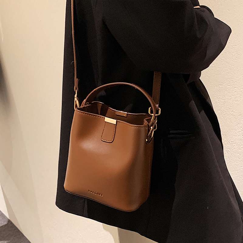 https://fulmo-img-server.com/lmc-leather-bag-store/4afd83d368bf424195f7c86d50cdfc02.jepg