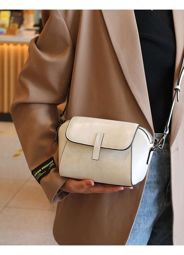 https://fulmo-img-server.com/lmc-leather-bag-store/4cfe4c0b97af4caeb067be49e348ca42.jepg