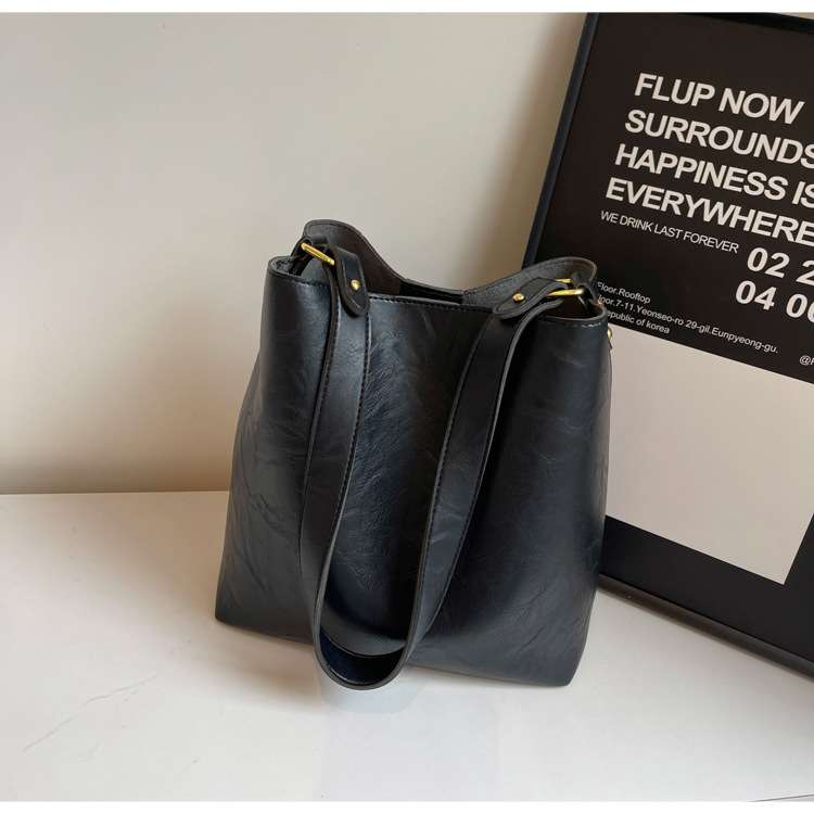 https://fulmo-img-server.com/lmc-leather-bag-store/4dc211e3557c4aa8bdfd4ca73e36a2ac.jepg