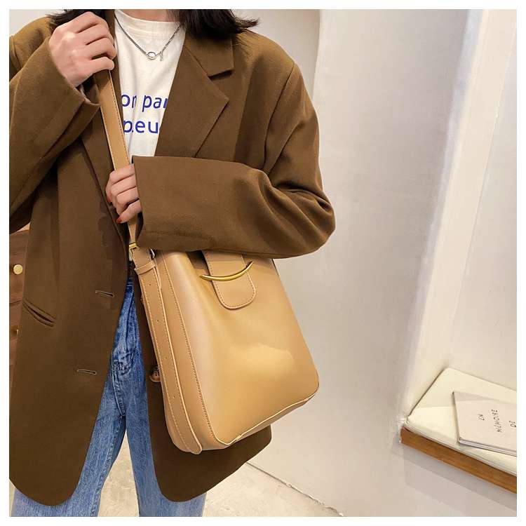 https://fulmo-img-server.com/lmc-leather-bag-store/4eb50d16540640db85734688940c537c.jepg