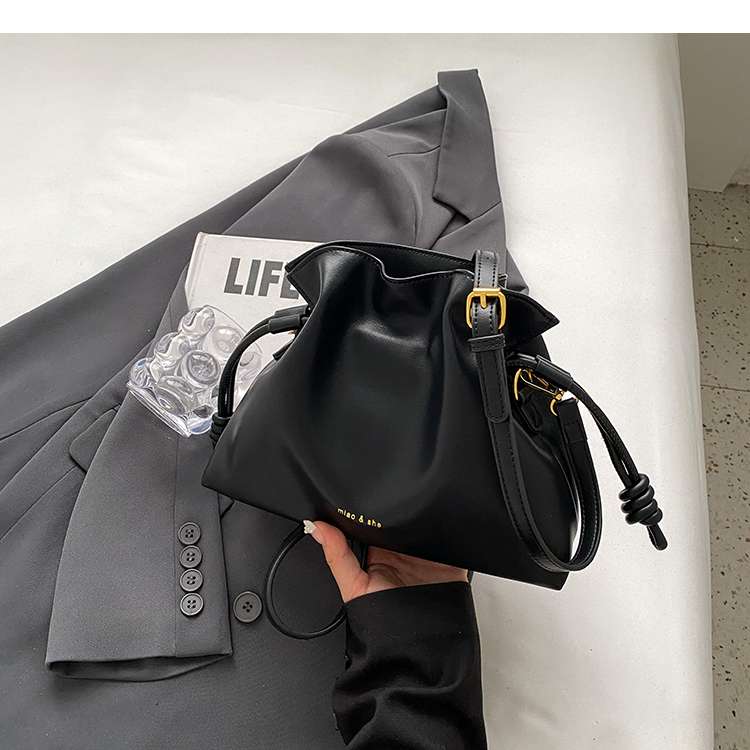 https://fulmo-img-server.com/lmc-leather-bag-store/5145d6fba71544698d9e6853c6d67707.jepg