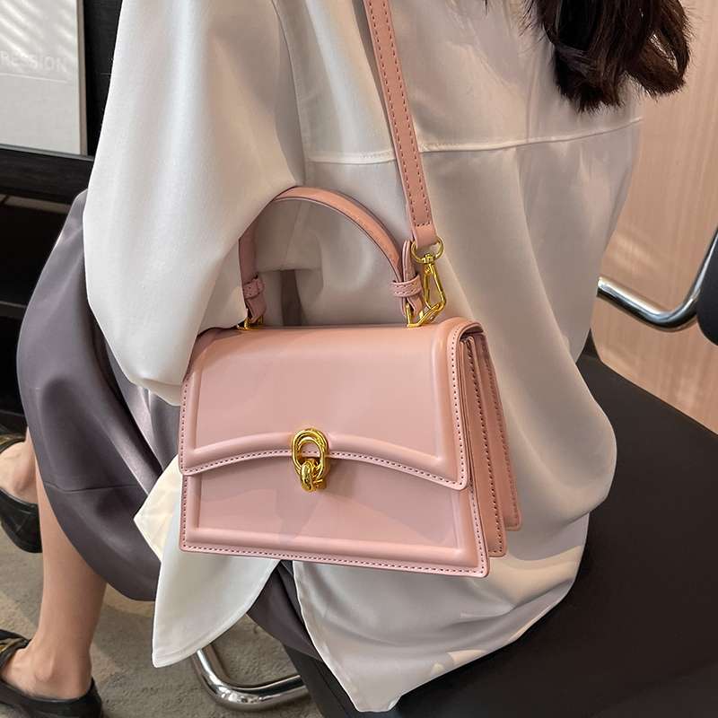 https://fulmo-img-server.com/lmc-leather-bag-store/54373740799e4468b6acdfafda20fc79.jepg