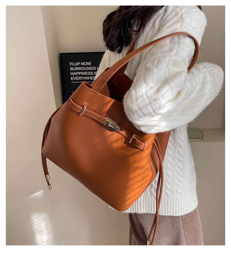 https://fulmo-img-server.com/lmc-leather-bag-store/567416fde60343babf88ade2b265f8ee.jepg