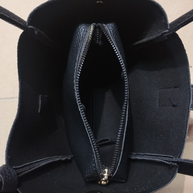 革バッグレディース 金具アクセント付き本革台形ハンドバッグ