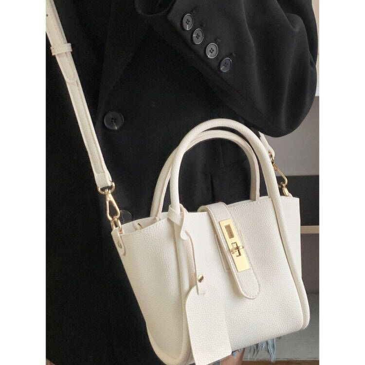 革バッグレディース 金具アクセント付き本革台形ハンドバッグ