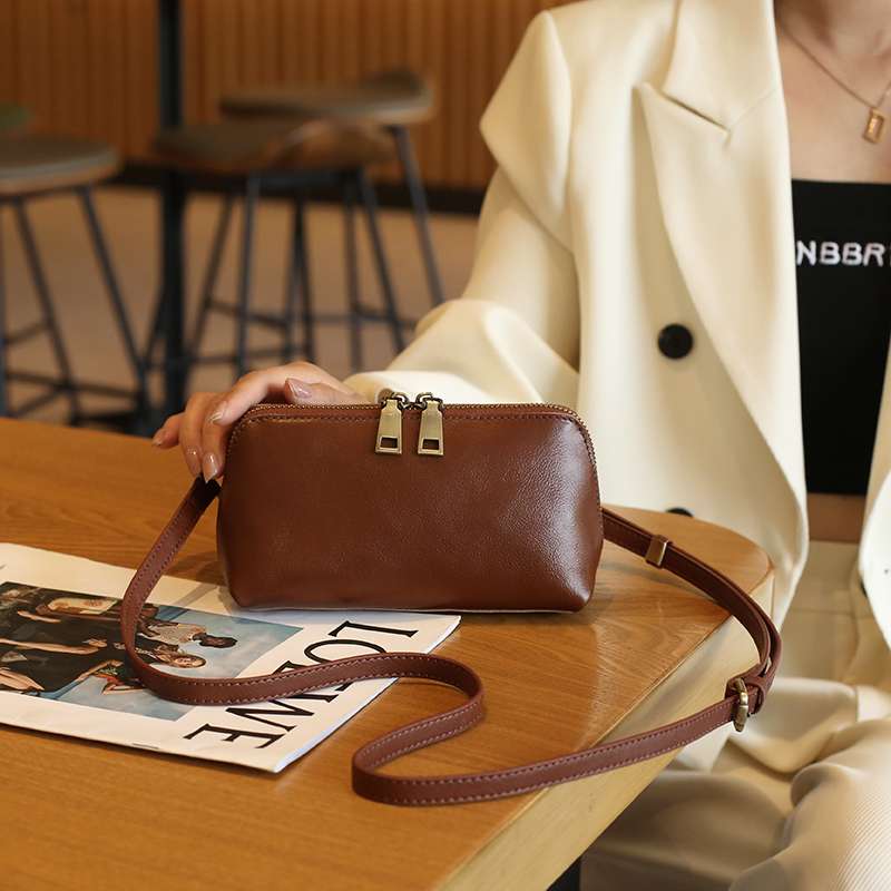 https://fulmo-img-server.com/lmc-leather-bag-store/6edba0b212dd489ba063dbc99238fed7.jepg