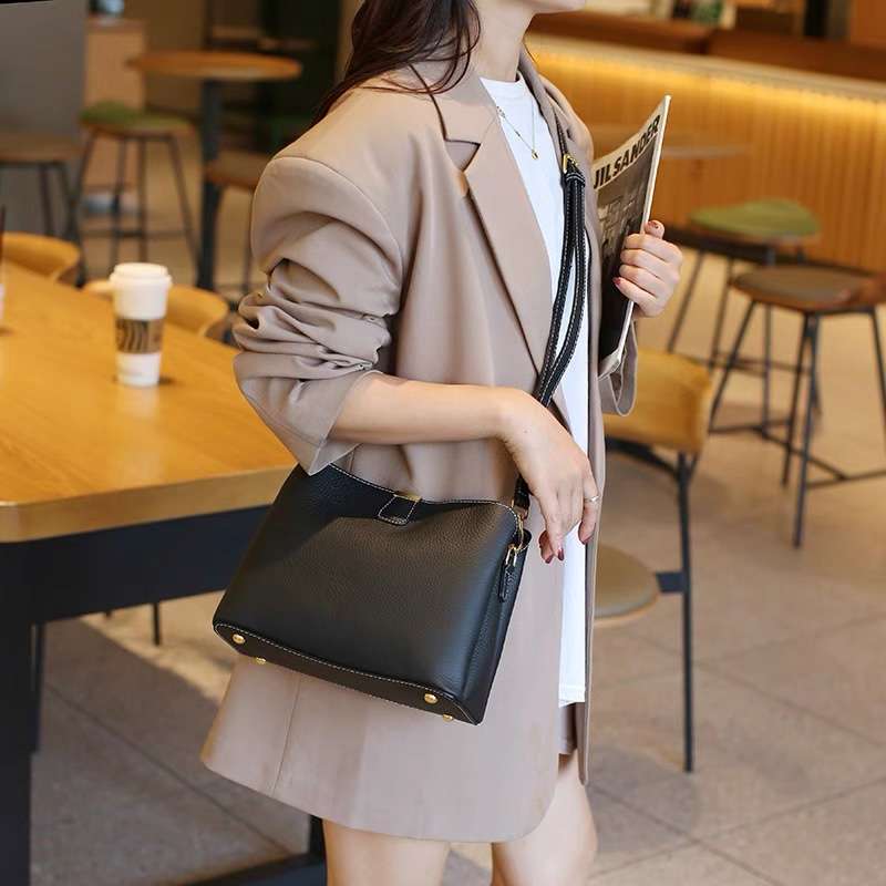 https://fulmo-img-server.com/lmc-leather-bag-store/715717c9df304fe1b63931060bd158ef.jepg