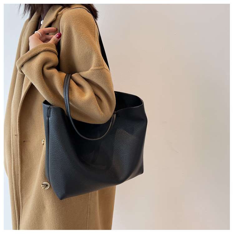 https://fulmo-img-server.com/lmc-leather-bag-store/7718c353891b4405a42ffd87c4696c53.jepg