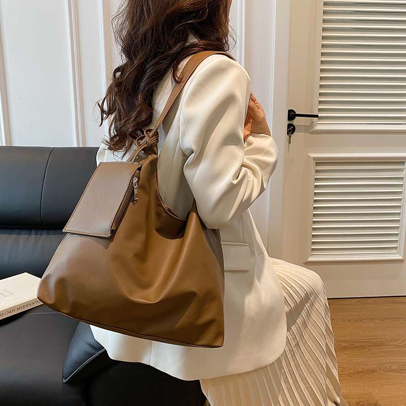 https://fulmo-img-server.com/lmc-leather-bag-store/78a1d6dbb2ab4d5aa5af4327fbe670c5.jepg