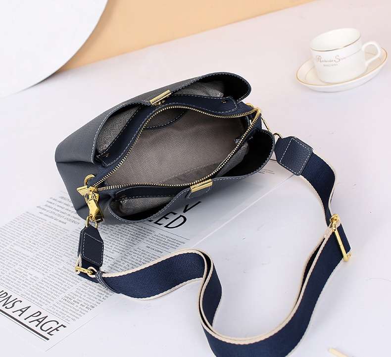 https://fulmo-img-server.com/lmc-leather-bag-store/7ba6404dfdb045638d10012ec4fecb4f.jepg