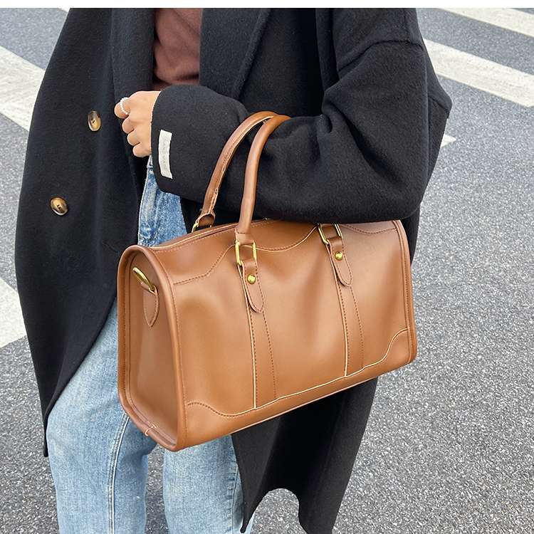 https://fulmo-img-server.com/lmc-leather-bag-store/7da97645b86b4dc1bf3f78c13273041b.jepg