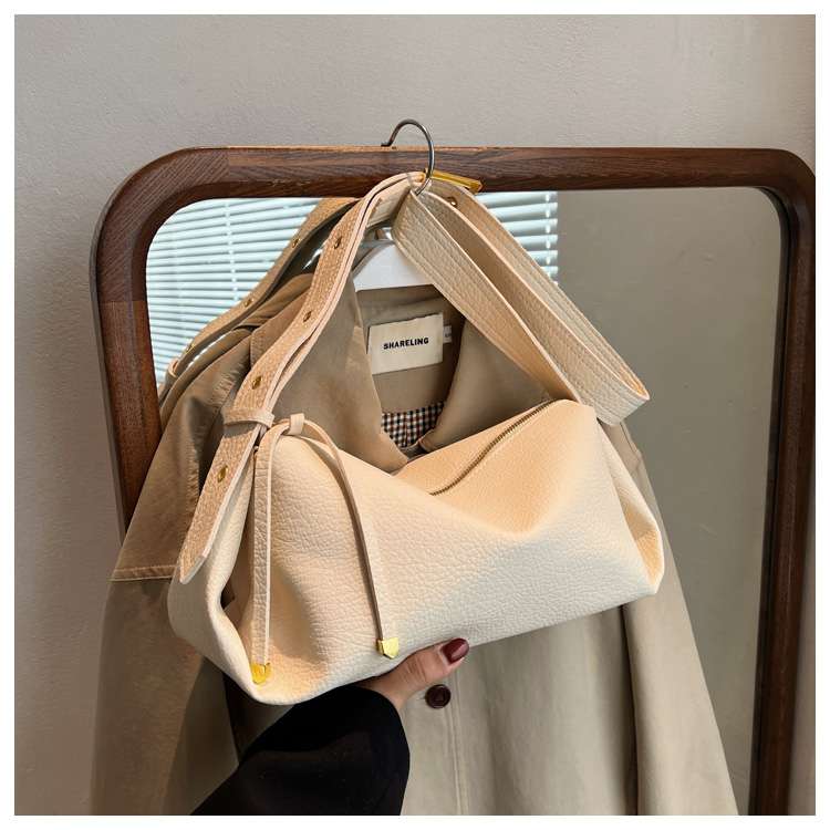 https://fulmo-img-server.com/lmc-leather-bag-store/814dbc6227b143eb928b6aaa57a4e8b5.jepg