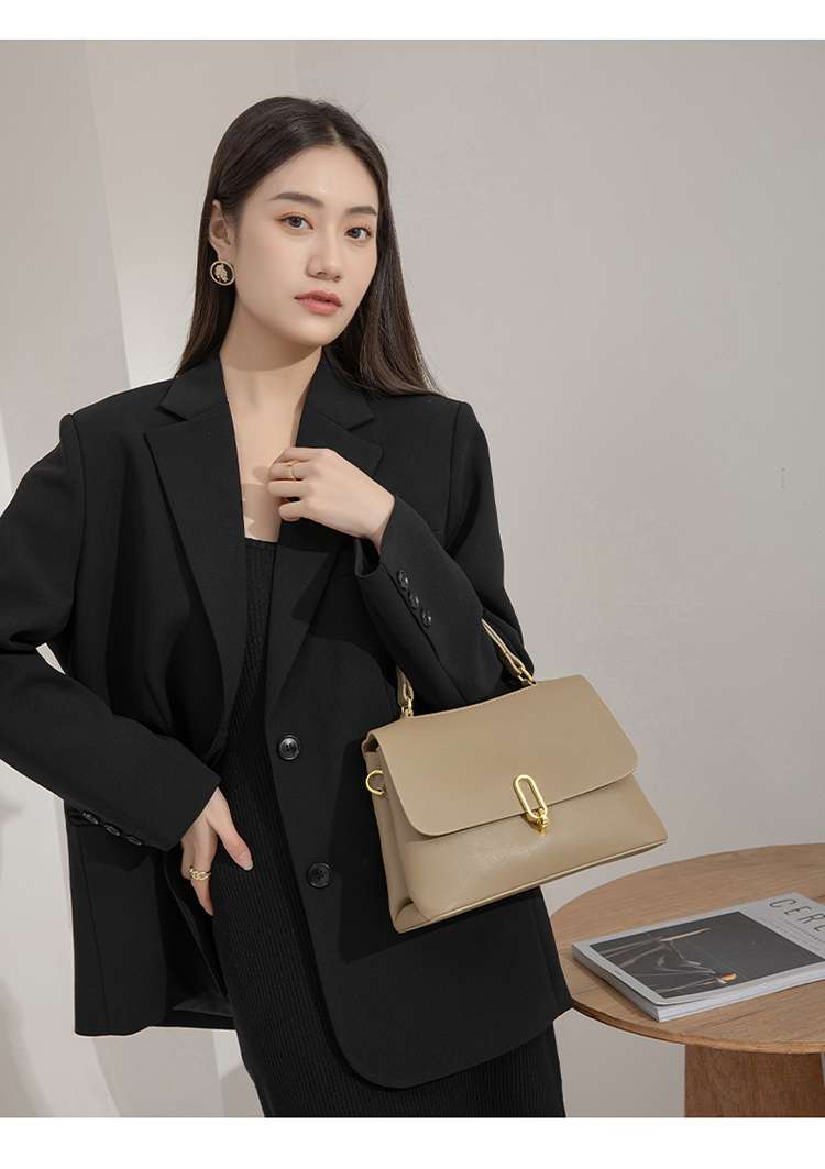 https://fulmo-img-server.com/lmc-leather-bag-store/8537e8105d2b4d69966ee543820d74b4.jepg