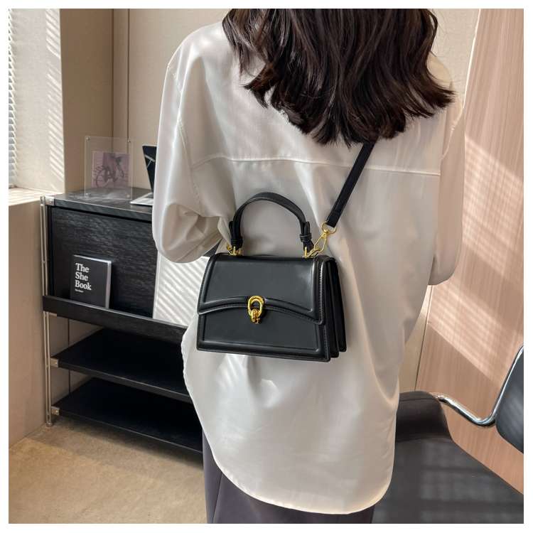 https://fulmo-img-server.com/lmc-leather-bag-store/88e7b8c2b00944a98451c9f9137bb774.jepg