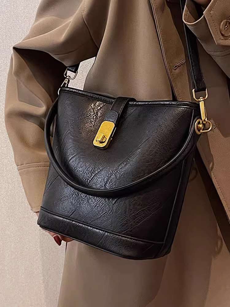 https://fulmo-img-server.com/lmc-leather-bag-store/8cf1d40f8cd64b5699dbe8cd1a8684c4.jepg