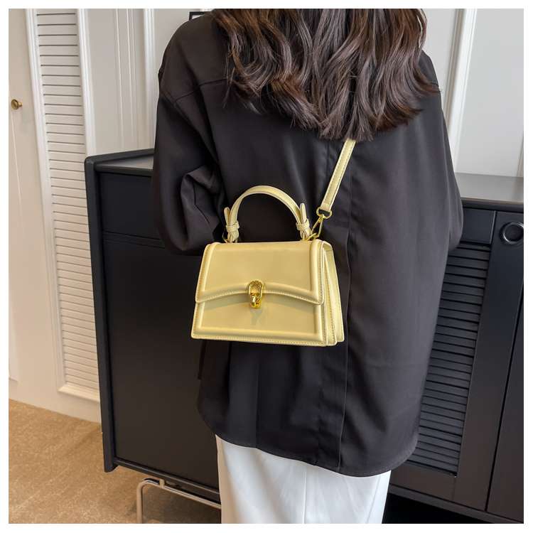 https://fulmo-img-server.com/lmc-leather-bag-store/8e4f950f8da64df29531753d96756387.jepg