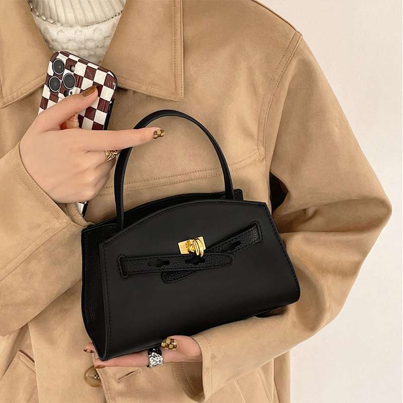 https://fulmo-img-server.com/lmc-leather-bag-store/900a74e1b002441caf6ab68caa53dd35.jepg