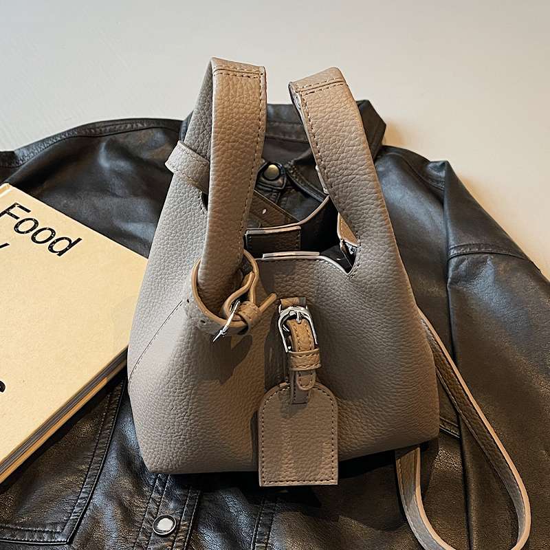 https://fulmo-img-server.com/lmc-leather-bag-store/95d1d74de6ab427e8ad09af1bb855900.jepg